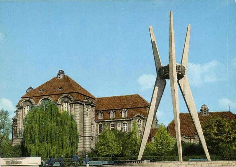 Pomnik na skwerze Leszka Białego przy ulicy Markwarta w Bydgoszczy