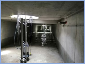 Wnętrze zbiornika retencyjnego wypełniającego się wodą opadową