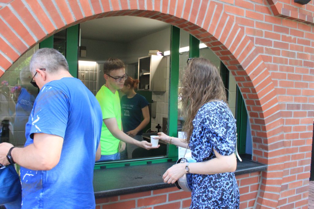 mężczyzna podaje kubek wody kobiecie