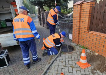 pracownicy wodociągów dokonujący przeglądu