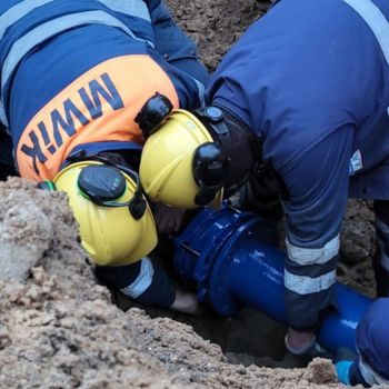 pracownicy mwik pracujący w wykopie podczas awarii