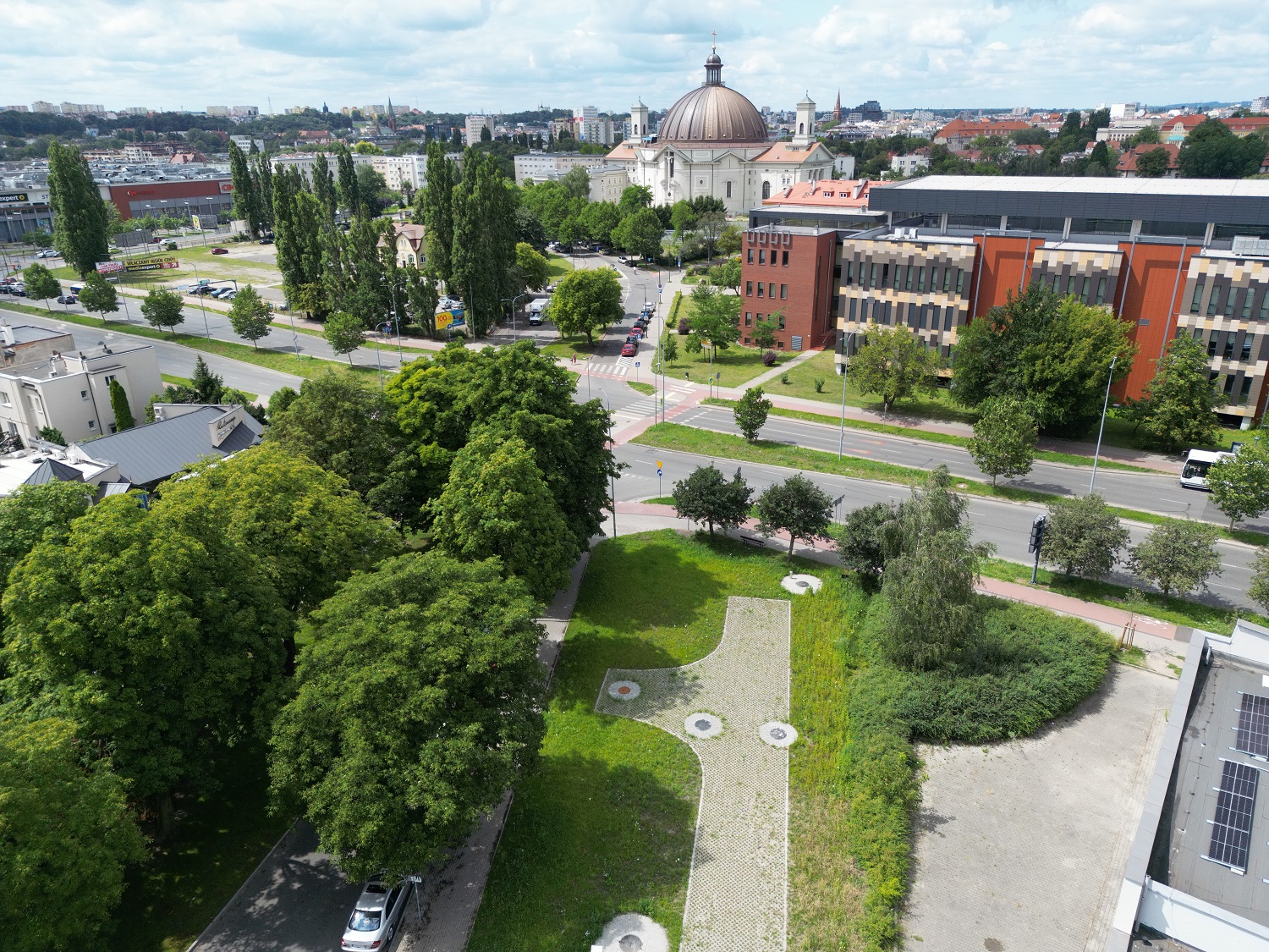 Skwer Noakowskiego gdzie wbudowano zbiornik retencyjny