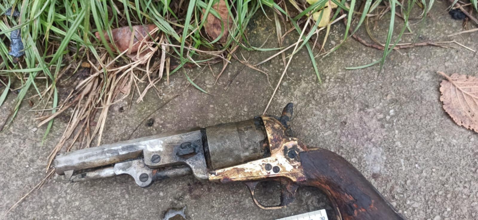 rewolwer wyłowiony z rzeki