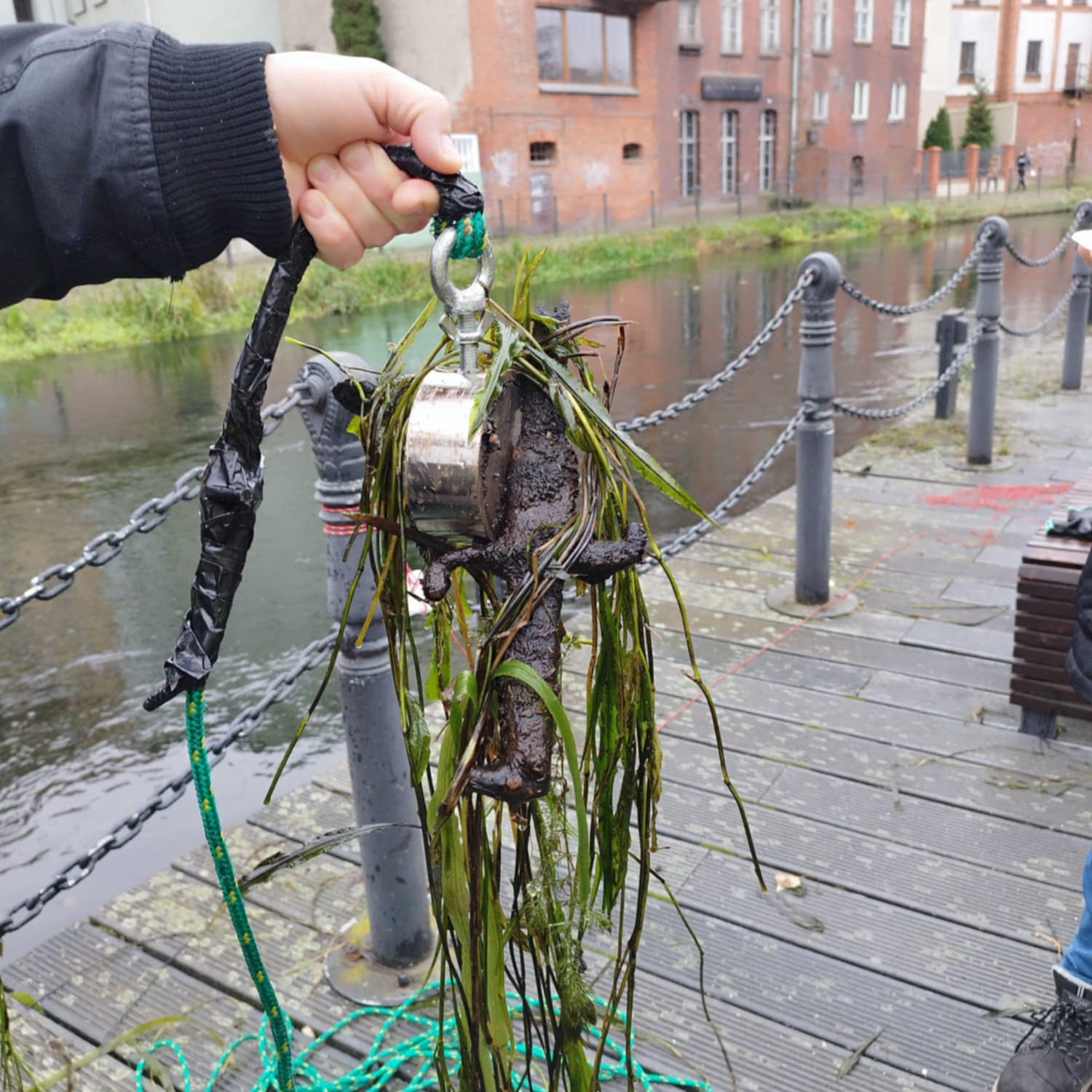 magnes neodymowy z wyłowionym elementem z metalu