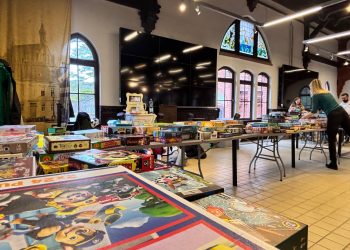 Widok na pudełka z grami planszowymi w Hali Pomp