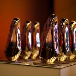 Statuetki nagród w konkursie Top Inwestycje Komunalne 2025