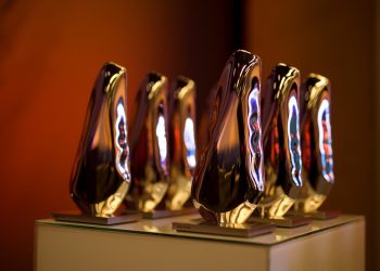 Statuetki nagród w konkursie Top Inwestycje Komunalne 2025