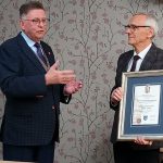 Wręczenie przez Zbigniewa Ostrowskiego nagrody Bydgoszczanin Roku Stanisławowi Drzewieckiemu