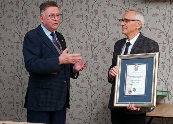 Wręczenie przez Zbigniewa Ostrowskiego nagrody Bydgoszczanin Roku Stanisławowi Drzewieckiemu