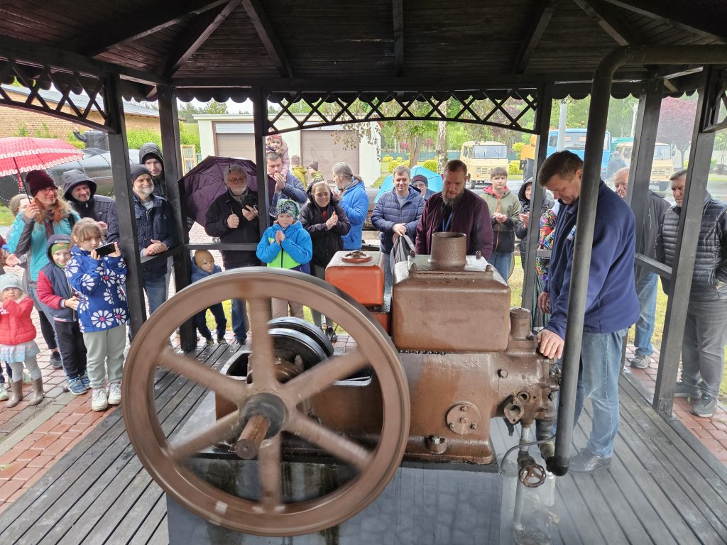 moment odpalenia zabytkowego silnika