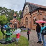 widok na zabytkowa pompę uliczną stanowiącą eksponat Muzeum Wodociągów