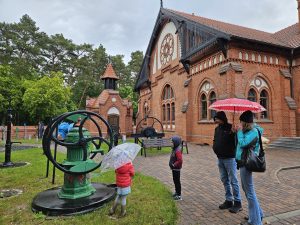 widok na zabytkowa pompę uliczną stanowiącą eksponat Muzeum Wodociągów