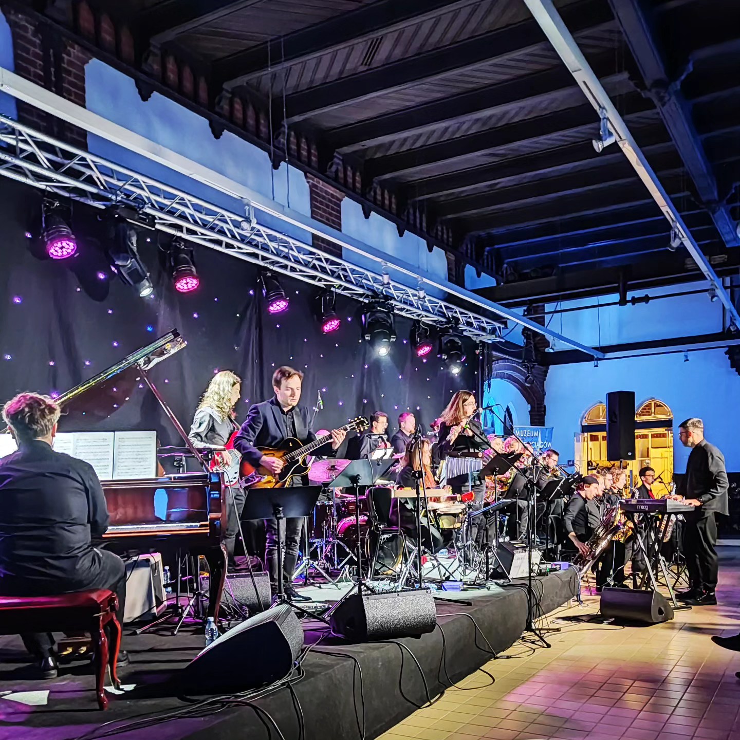 scena z muzykami