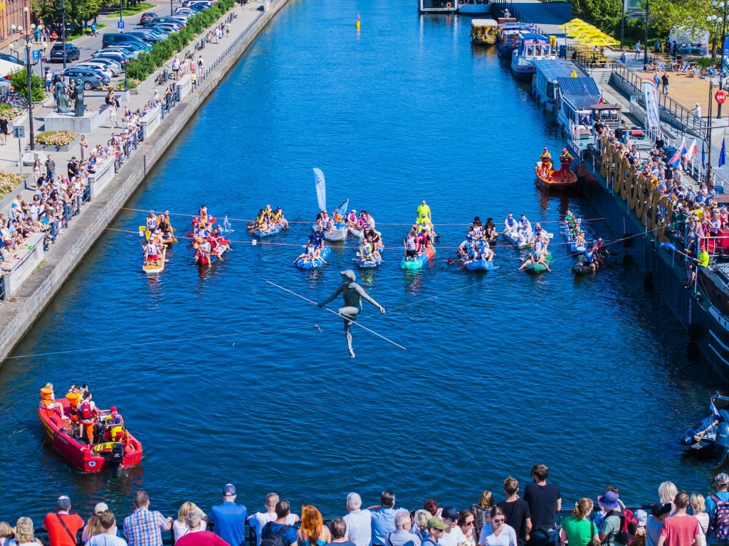 Widok z góry na jednostki pływające po Brdzie w trakcie festiwalu Ster na Bydgoszcz