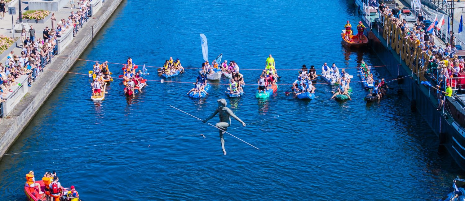 Widok z góry na jednostki pływające po Brdzie w trakcie festiwalu Ster na Bydgoszcz