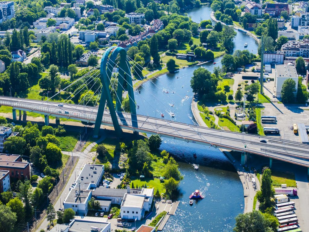 Widok z góry na jednostki pływające po Brdzie w trakcie festiwalu Ster na Bydgoszcz