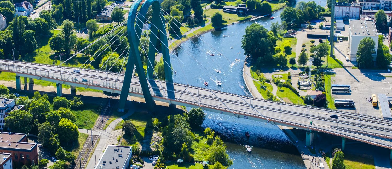 Widok z góry na jednostki pływające po Brdzie w trakcie festiwalu Ster na Bydgoszcz
