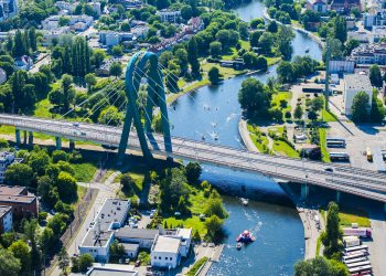 Widok z góry na jednostki pływające po Brdzie w trakcie festiwalu Ster na Bydgoszcz