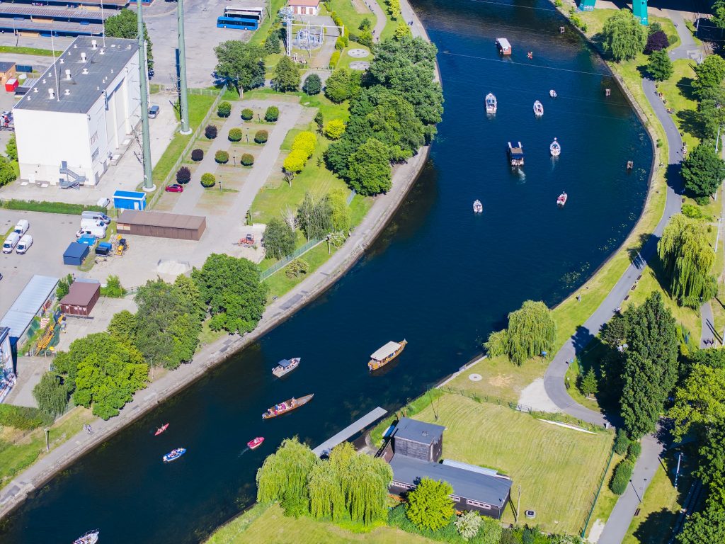 Widok z góry na jednostki pływające po Brdzie w trakcie festiwalu Ster na Bydgoszcz