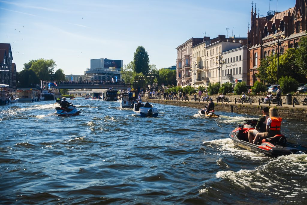 Widok na jednostki pływające na Brdzie podczas Steru na Bydgoszcz
