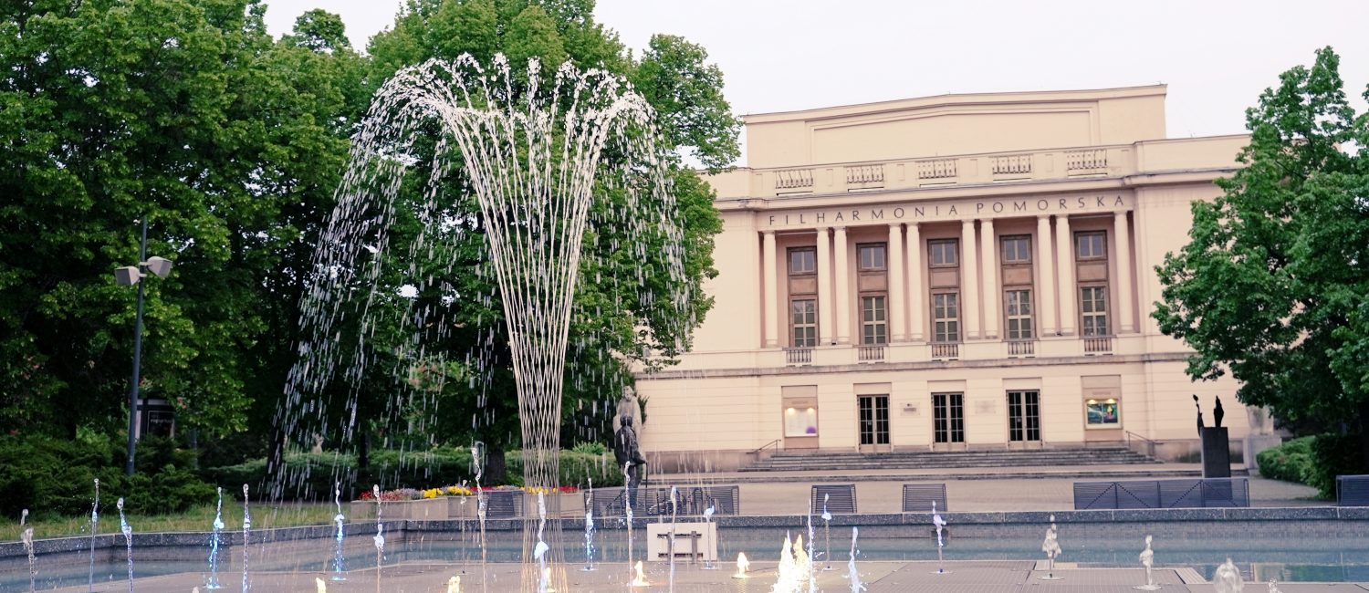 fontanna na placu przed bydgoską filharmonią