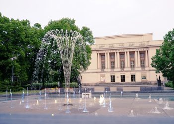 fontanna na placu przed bydgoską filharmonią