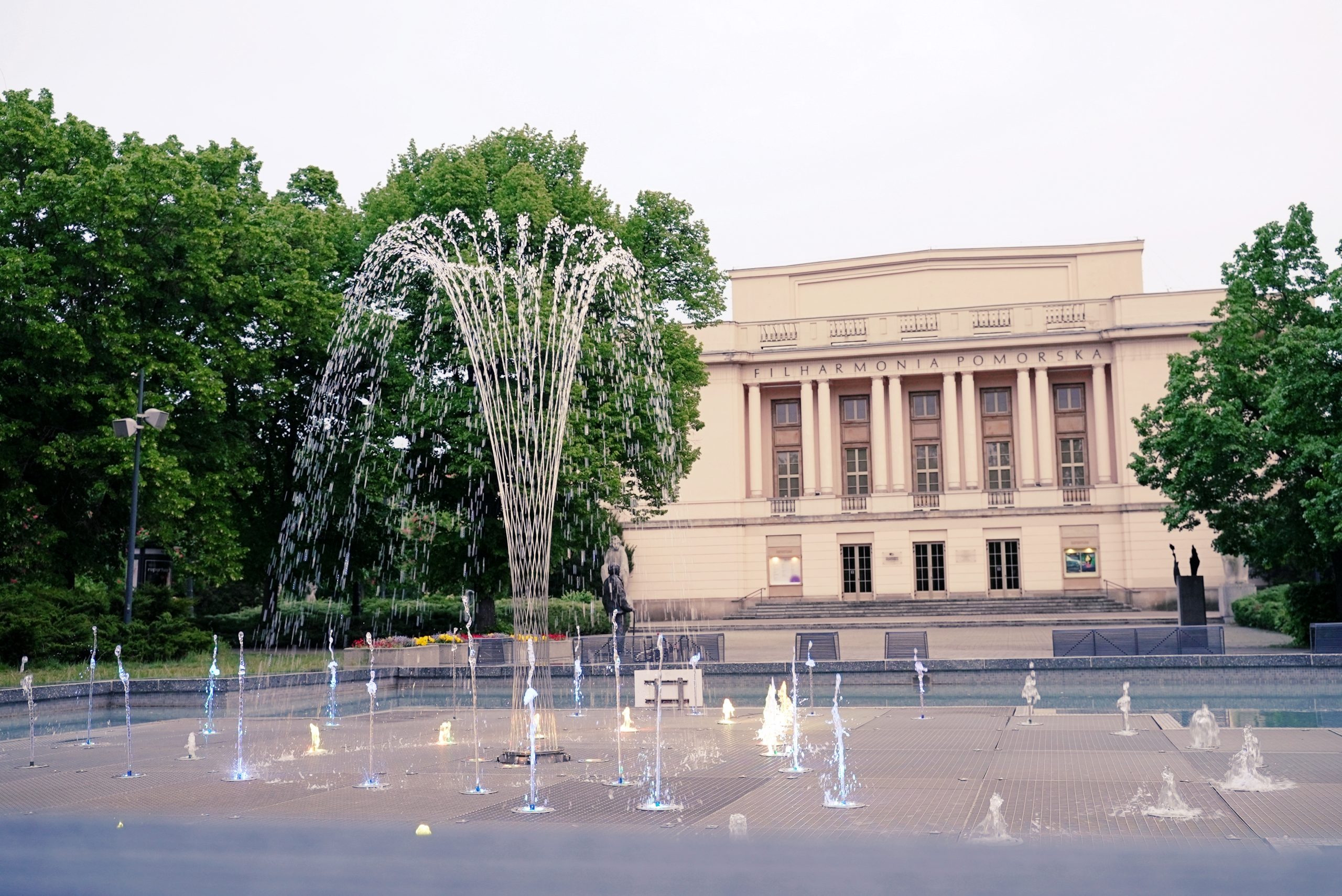 fontanna na placu przed bydgoską filharmonią