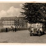 Stare zdjęcie ukazujące bydgoskie spichrze i zabytkowy samochód