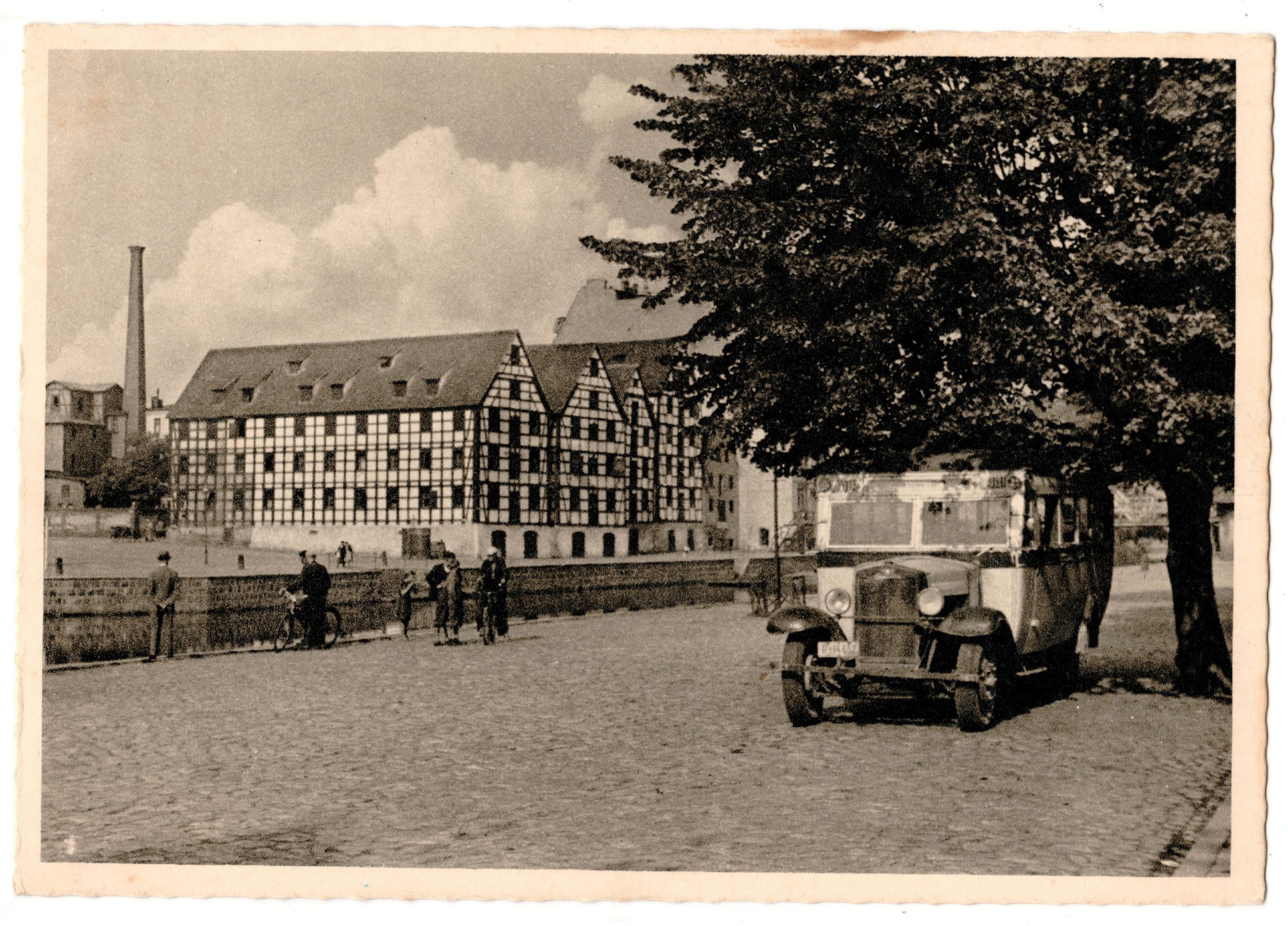 Stare zdjęcie ukazujące bydgoskie spichrze i zabytkowy samochód