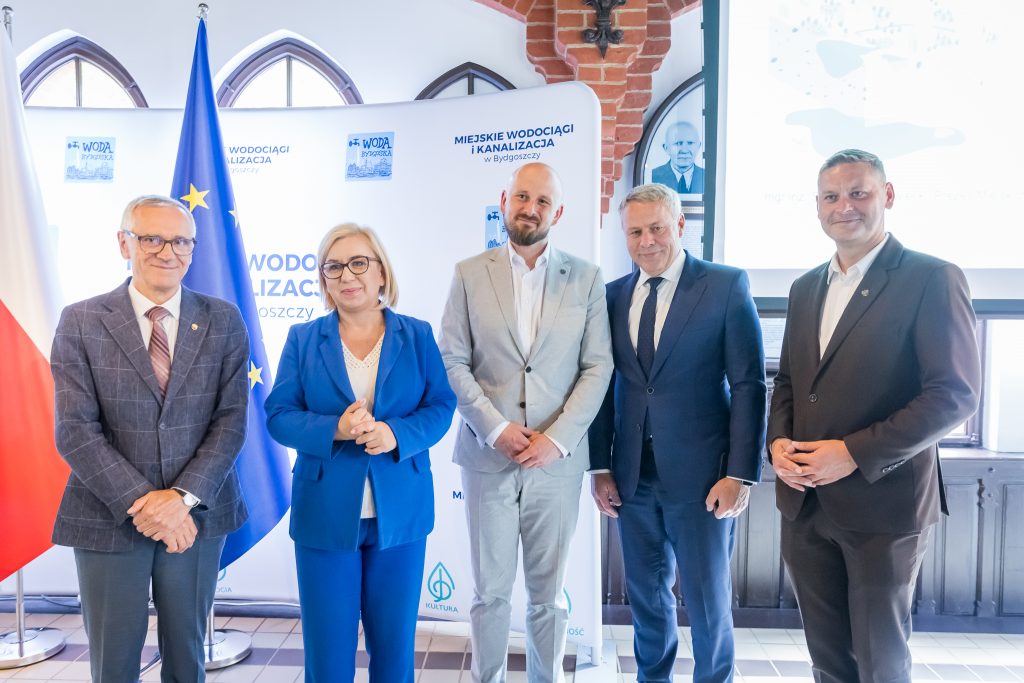Uczestnicy spotkania, wśród nich Minister Klimatu i Środowiska oraz Prezes MWiK