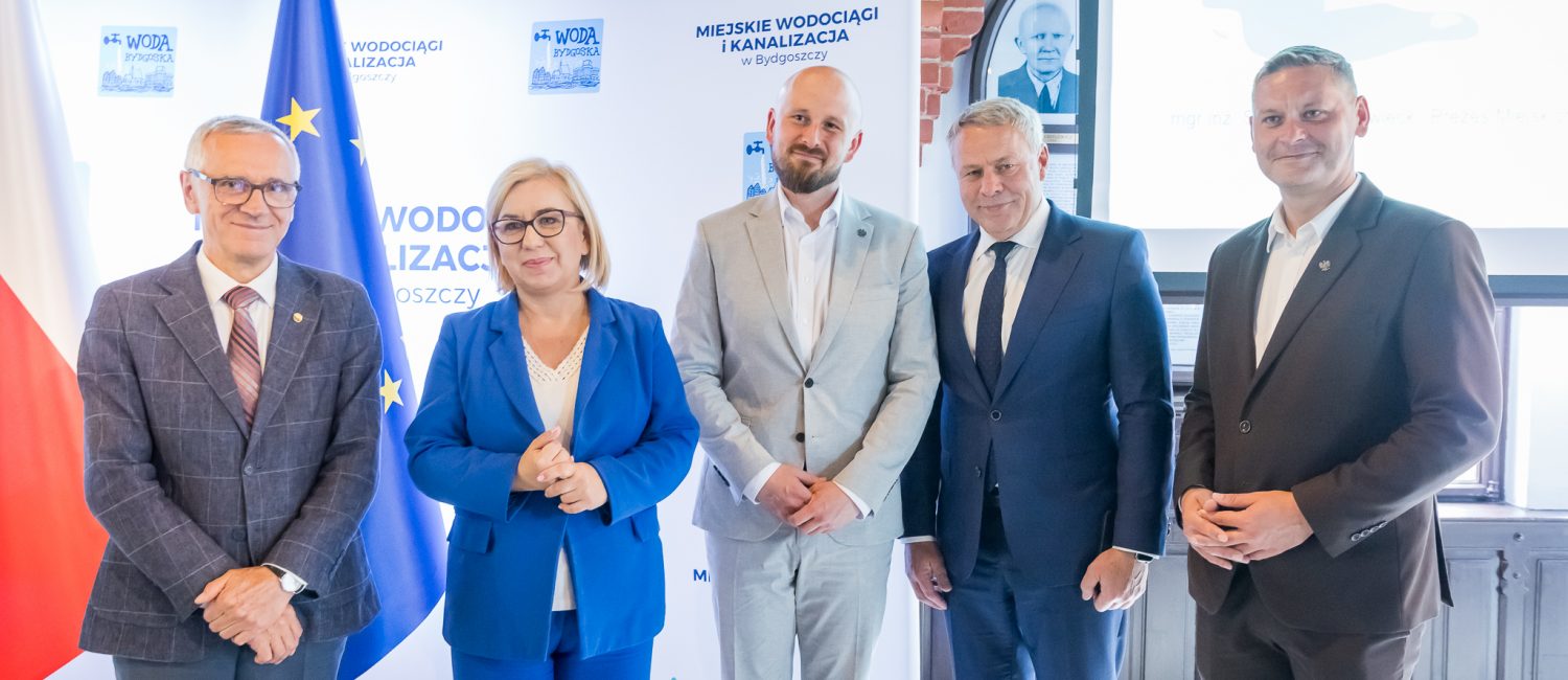 Uczestnicy spotkania, wśród nich Minister Klimatu i Środowiska oraz Prezes MWiK