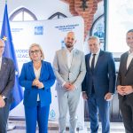 Uczestnicy spotkania, wśród nich Minister Klimatu i Środowiska Paulina Henning-Kloska oraz Prezes MWiK Stanisław Drzewiecki