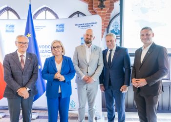 Uczestnicy spotkania, wśród nich Minister Klimatu i Środowiska oraz Prezes MWiK