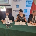 Podpisywanie kontraktu przez Zarząd MWiK oraz Wykonawcę