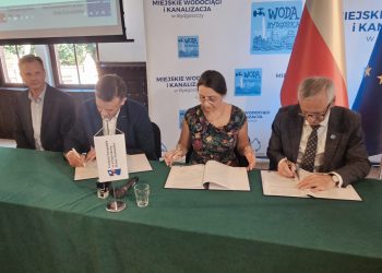 Podpisywanie kontraktu przez Zarząd MWiK oraz Wykonawcę