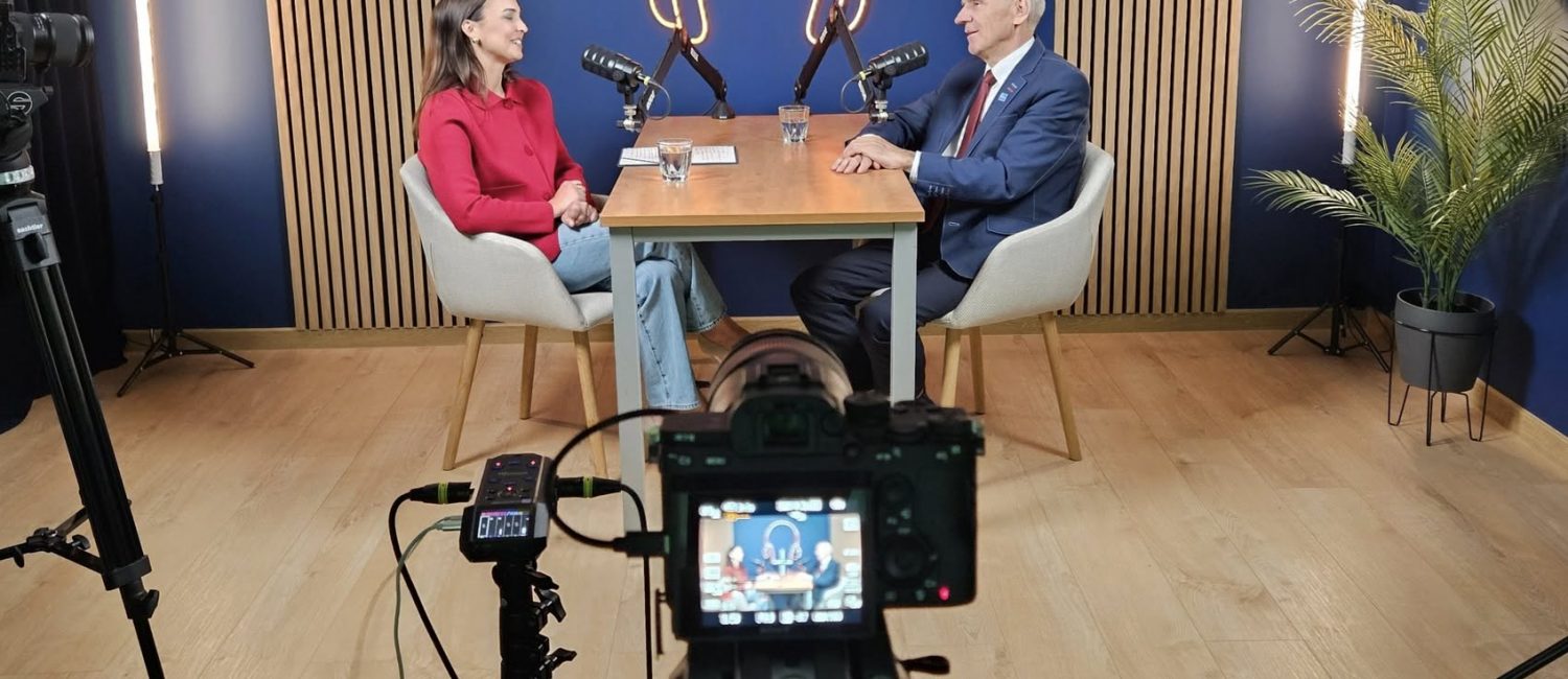 Studio nagraniowe - dwie osoby rozmawiają przed kamerą