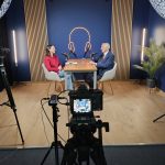 Studio nagraniowe - dwie osoby rozmawiają przed kamerą