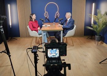 Studio nagraniowe - dwie osoby rozmawiają przed kamerą