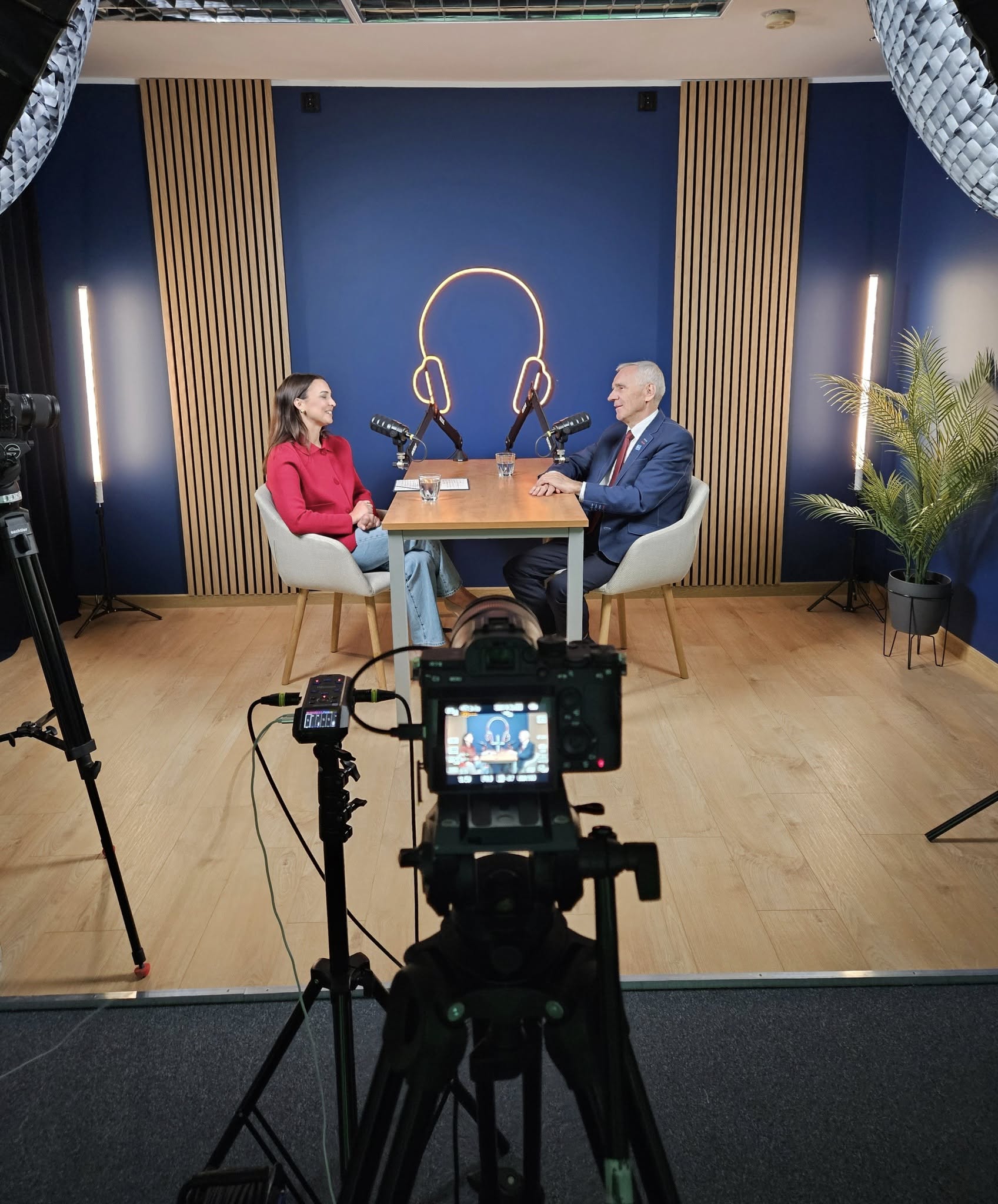 Studio nagraniowe - dwie osoby rozmawiają przed kamerą