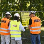 pracownicy MWIK uzgadniają szczegóły dokumentacji z kierownikiem budowy przy ulicy Al. Lecha Kaczyńskiego