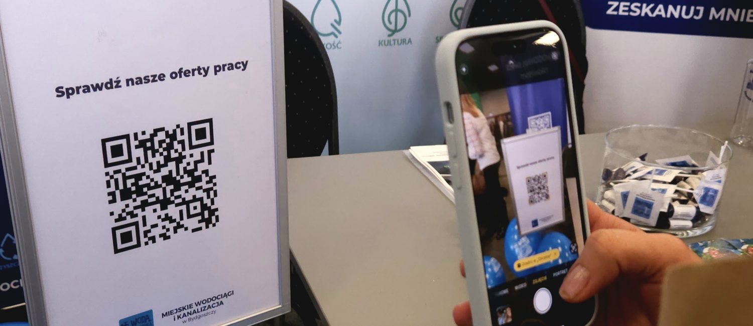 skanowanie kodu QR odnoszącego do aktualnych ofert pracy w Bydgoskich Wodociągach