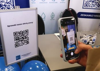 skanowanie kodu QR odnoszącego do aktualnych ofert pracy w Bydgoskich Wodociągach