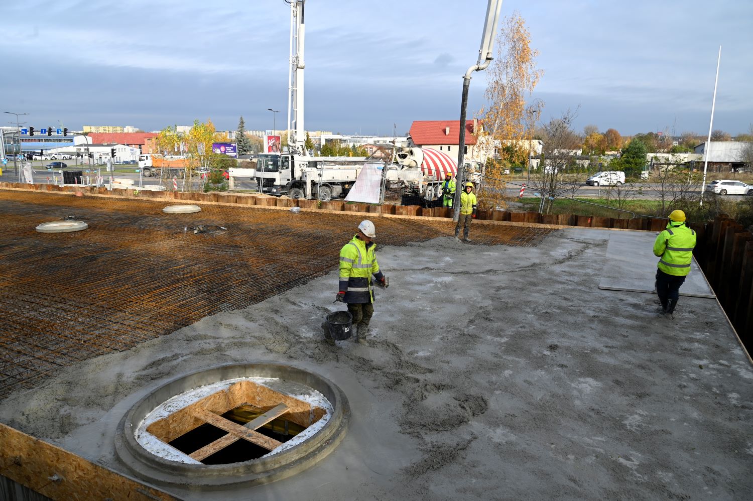 prace związane z wylaniem stropów zbiornika retencyjnego