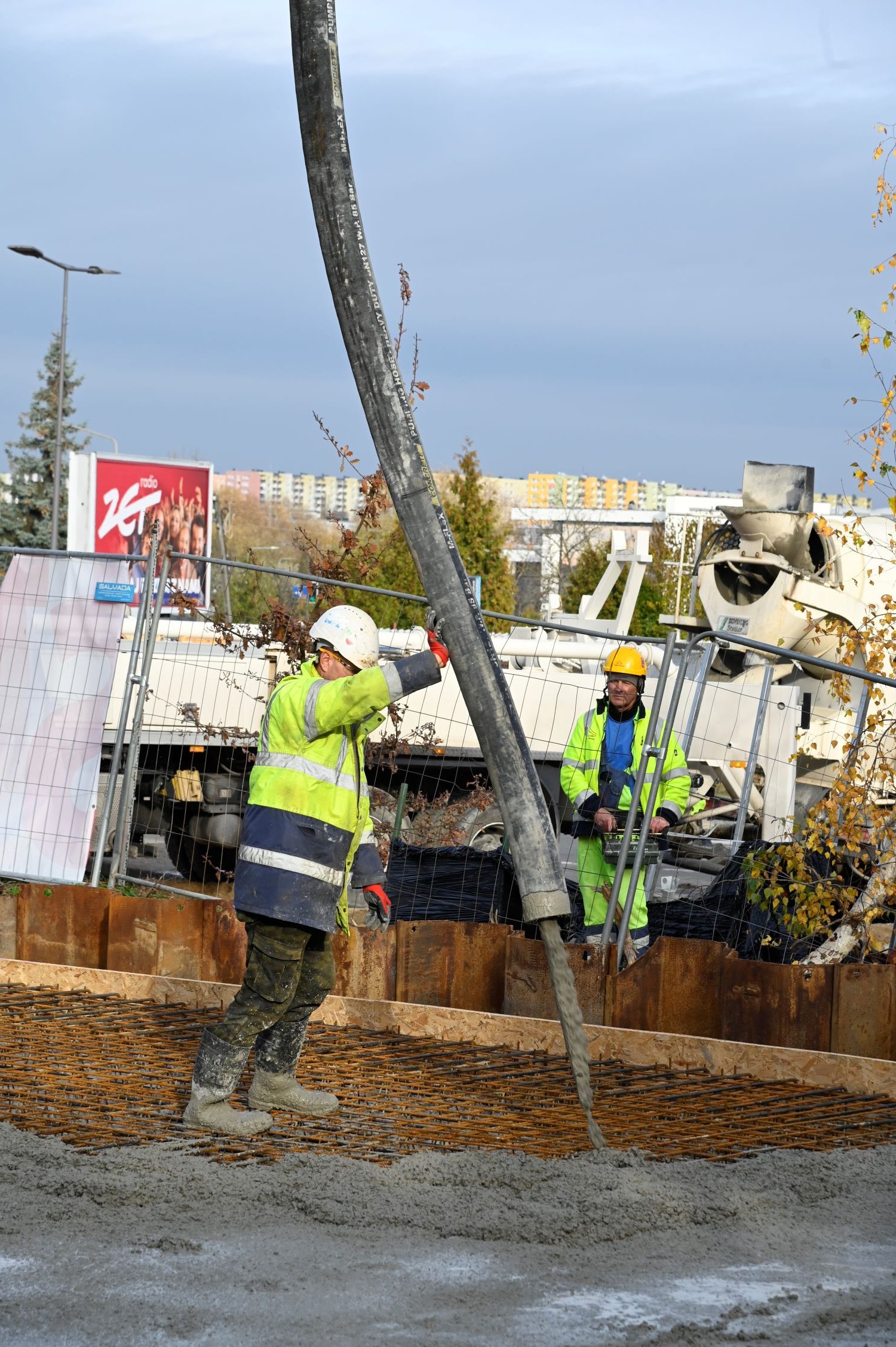 prace związane z wylaniem stropów zbiornika retencyjnego
