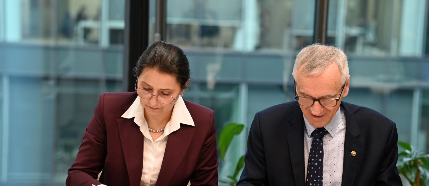 przedstawiciele MWiK w trakcie podpisania umowy