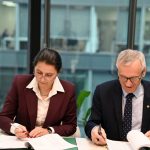 przedstawiciele MWiK w trakcie podpisania umowy