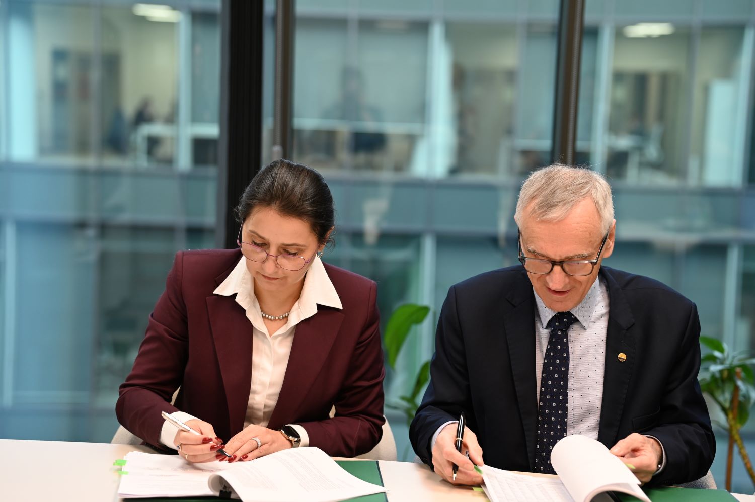 przedstawiciele MWiK w trakcie podpisania umowy