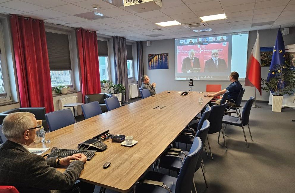 Sala konferencyjna z widokiem na ekran z transmisją konferencji online