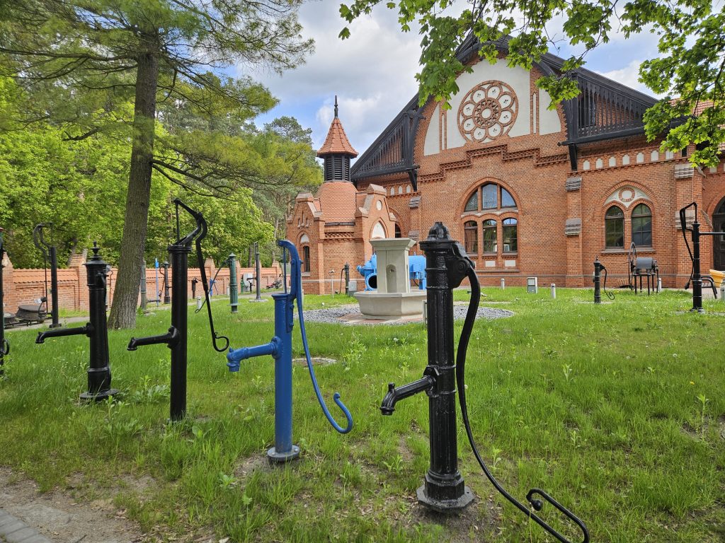 ekspozycja zewnętrzna muzeum wodociągów - pompy i hydranty