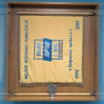 sztandar bydgoskich wodociągów umieszczony w drewnianej gablocie